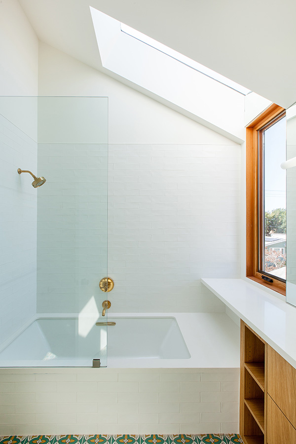 Bathroom / tub with skylight of the Raymond front house